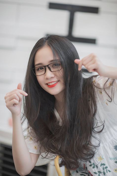 Hình ảnh gái xinh tóc dài đeo kính đẹp